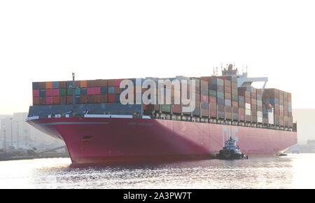 Oakland, CA - Aprile 24, 2019: più rimorchiatori assistere nave cargo uno ARCADIA manuever nel porto di Oakland, il quinto porto più trafficato nel Regno Foto Stock