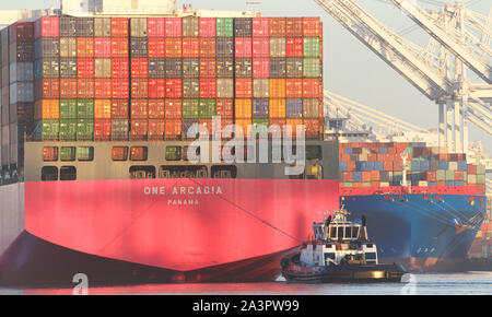 Oakland, CA - Aprile 24, 2019: rimorchiatore AHBRA FRANCO assistere nave cargo uno ARCADIA di manovra nel porto di Oakland, il quinto porto più trafficato in th Foto Stock