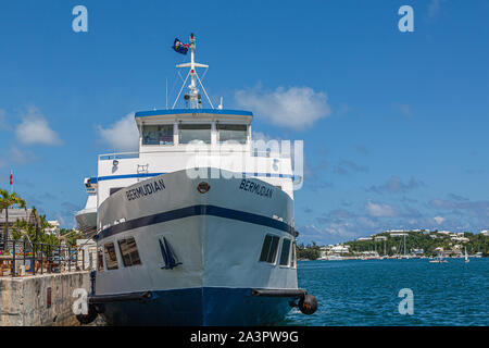 HAMILTON, Bermuda - 12 Luglio 2017: Bermuda ha una miscela di britannici e la cultura americana, che può essere trovato nella capitale, Hamilton. La sua Royal Naval D Foto Stock