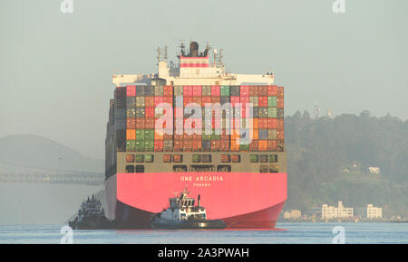 Oakland, CA - Aprile 24, 2019: nave da carico uno ARCADIA manuevering nel porto di Oakland. Rete Ocean Express è una joint venture tra Nippon Yus Foto Stock