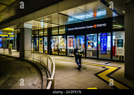 Tokyo, Giappone - 13 Maggio 2019: Centro di informazione turistica di Tokyo, Shinjuku Expressway Bus Terminal (Busta Shinjuku). Foto Stock