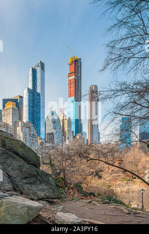 New York City, NY, STATI UNITI D'AMERICA - 25th, dicembre, 2018 - Bellissima architettura edifici Skyline vista in una fredda giornata di sole nel parco centrale presso il vicino lago di Gap Foto Stock