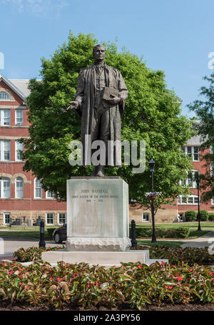 Statua di U.S. La Corte Suprema di Giustizia capo John Marshall in una plaza presso il Marshall University, che tiene il celebre giurista il nome. Huntington, West Virginia Foto Stock