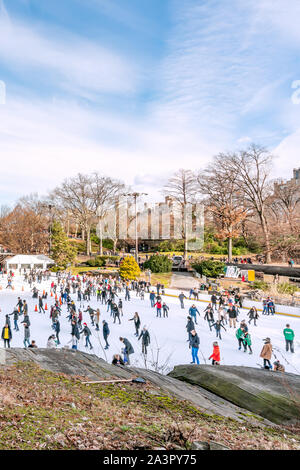 New York City, NY, STATI UNITI D'AMERICA - 25th, dicembre, 2018 - Pattinaggio sul ghiaccio di Central Park in una bella e soleggiata del giorno di Natale, Manhattan. Foto Stock