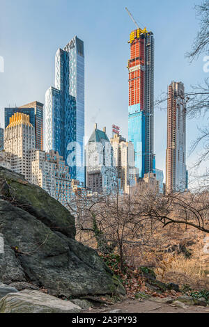 New York City, NY, STATI UNITI D'AMERICA - 25th, dicembre, 2018 - Bellissima architettura edifici Skyline vista in una fredda giornata di sole nel parco centrale presso il vicino lago di Gap Foto Stock