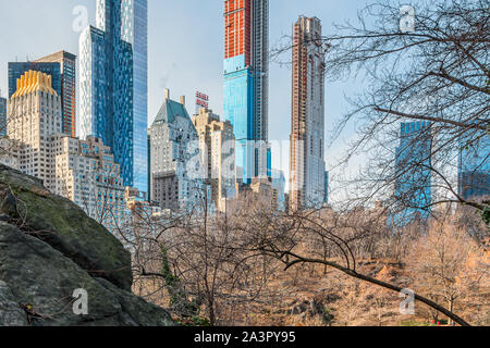 New York City, NY, STATI UNITI D'AMERICA - 25th, dicembre, 2018 - Bellissima architettura edifici Skyline vista in una fredda giornata di sole nel parco centrale presso il vicino lago di Gap Foto Stock