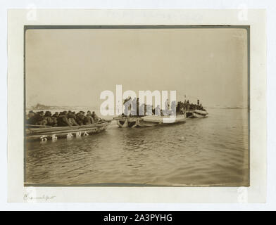Lancio di vapore che porta sei troppo affollato di carichi in barca ai soldati di atterraggio, Chemulpo Foto Stock