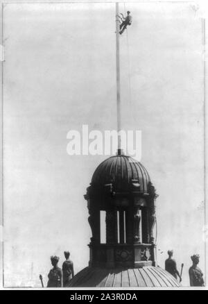 Steeple-jack [pittura] pennone sulla torre di Park Rob Bldg., Park Row near Broadway, New York City Foto Stock