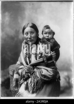 Stella maglietta gialla e baby Foto Stock