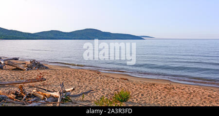 La mattina presto sul Lago Superiore al Neys Provincial Park in Ontario Foto Stock