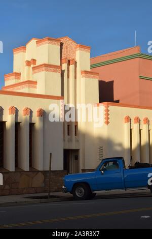 Blue pickup truck parcheggiato di fronte alla vibrante edifici di Half Moon Bay Foto Stock