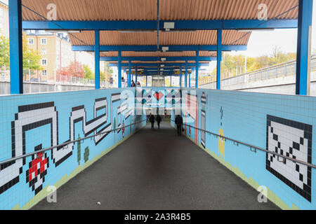 Stoccolma, Svezia. 9 Ott, 2019. Passeggeri a piedi nel Thorildsplan la stazione della metropolitana di Stoccolma, Svezia, il 9 ottobre, 2019. Fino ad ora, di Stoccolma la metropolitana di sistema è costituito da un centinaio di stazioni, ciascuno con arte unica sulla sua piattaforma, pareti o sala di attesa. Dal 1957, gli artisti sono stati fortemente coinvolti nella costruzione di nuove stazioni e hanno anche aggiunto le belle statue, murales e installazioni per le stazioni più vecchi. Credito: Zheng Huansong/Xinhua/Alamy Live News Foto Stock