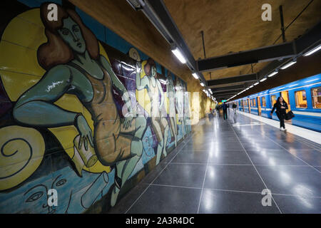 Stoccolma, Svezia. 8 Ott, 2019. Passeggeri a piedi nel Akalla la stazione della metropolitana di Stoccolma, Svezia, Ottobre 8, 2019. Fino ad ora, di Stoccolma la metropolitana di sistema è costituito da un centinaio di stazioni, ciascuno con arte unica sulla sua piattaforma, pareti o sala di attesa. Dal 1957, gli artisti sono stati fortemente coinvolti nella costruzione di nuove stazioni e hanno anche aggiunto le belle statue, murales e installazioni per le stazioni più vecchi. Credito: Zheng Huansong/Xinhua/Alamy Live News Foto Stock