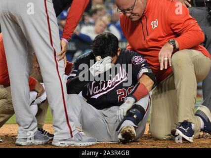 Los Angeles, Stati Uniti. 09oct, 2019. Washington Nationals" Kurt Suzuki (28) è teso a dopo che egli è stato colpito da un passo da Los Angeles Dodgers starter Walker Buehler durante il settimo inning di gioco 5 della NLDS presso il Dodger Stadium di Los Angeles il Mercoledì, Ottobre 9, 2019. Foto di Jim Ruymen/UPI Credito: UPI/Alamy Live News Foto Stock