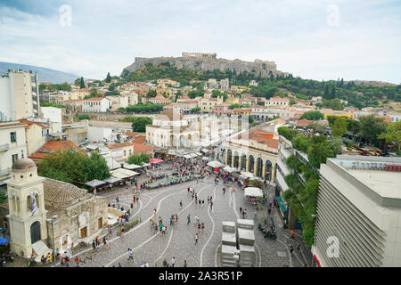 Atene GRECIA - Luglio 15 2019; persone vagare attraverso il Plaka square passato souvenir, gingillo e i fornitori di prodotti alimentari circondato da edifici e in vista di acropo Foto Stock