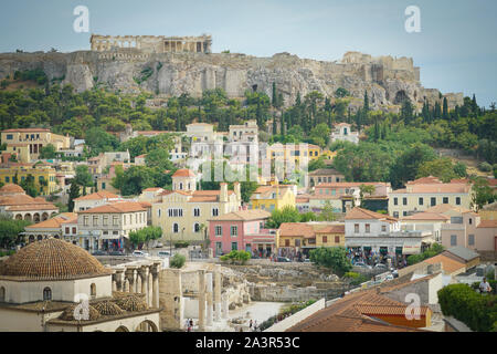 Atene GRECIA - Luglio 15 2019; Acropoli di Atene si affaccia su edifici del quartiere Plaka Foto Stock