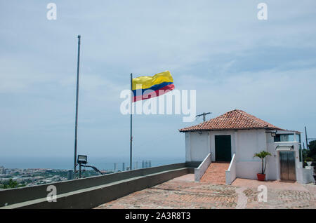 Colombiano di bandiera sventola sulla cima di La Popa Hill a Cartagena Foto Stock