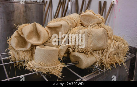 Scene da un cappello di Panama (paja toquilla) fabbrica in Cuenca, Ecuador Foto Stock