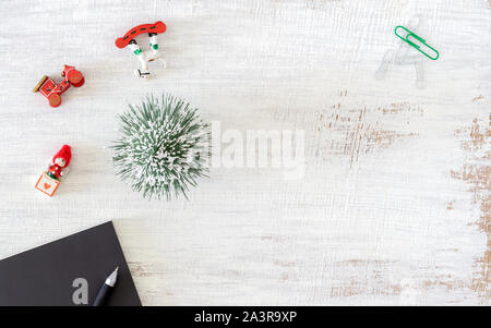 Sfondo di natale con uno spazio vuoto per il tuo testo, ornamento di Natale decorazioni su tavolo bianco. Flat Top laici vista con copia spazio. Foto Stock