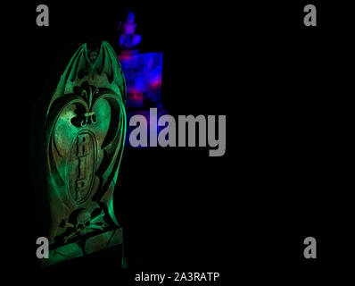 Neon lapidi del cimitero con la copia in bianco e nero di spazio Foto Stock