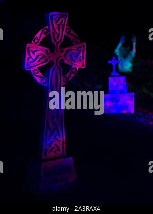 Neon celtica cimitero lapide lapide viola in background Foto Stock