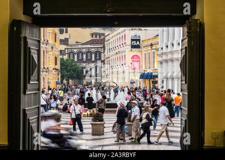 Macao, Cina - 15 Ottobre 2018: turisti stolling attorno alla famosa Senado, o Senato, quadrato, risalente al Portugese tempo coloniale, a Macau vecchio t Foto Stock