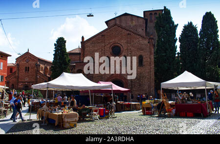 Bologna / Italia - Settembre 7, 2019: mercato dell'Antiquariato, Mercato Antiquario di Bologna, si svolge nella piazza antistante la St. Stephens Basilica Foto Stock