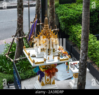 Un po' di tempo un santuario in un tempio buddista a Bangkok, in Thailandia. Foto Stock