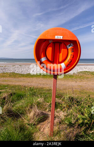 Lifebelt sul foreshore a Llanddona beach, Anglesey, Galles del Nord Foto Stock