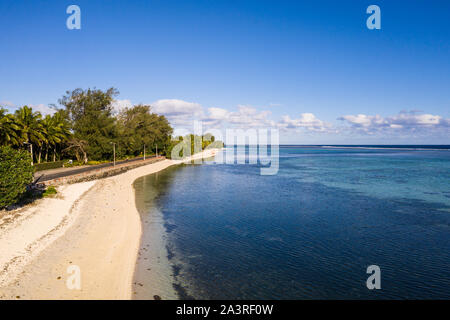 Strada beach sull'isola di Rarotonga nell'Oceano Pacifico del Sud nelle isole Cook. Foto Stock
