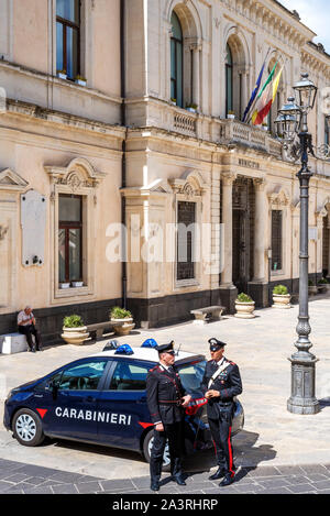 Palazzolo Acreide/ Siracusa Sicilia/ Italia - ottobre 04 2019: Carabinieri discutere con due persone anziane in Palazzolo Acreide square Foto Stock