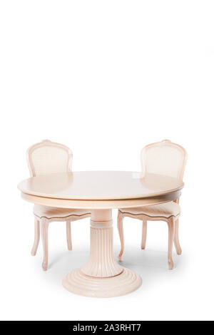 Vecchio tavolo in legno e sedie sullo sfondo bianco. Foto Stock