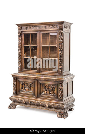 Vecchia credenza in legno isolato su bianco. Foto Stock