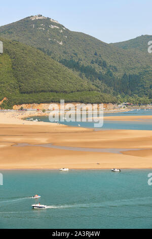 Paese basco paesaggio nella Riserva della Biosfera di Urdaibai estuario. Euskadi, Spagna Foto Stock