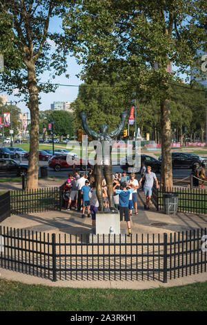 Philadelphia Rocky statua, vista posteriore della famosa statua rocciosa in Fairmount Park con i turisti che posano per una foto, Philadelphia, Pennsylvania, PA, Stati Uniti d'America. Foto Stock