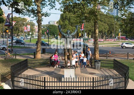 Rocky statua Philadelphia, vista posteriore della famosa statua rocciosa in Fairmount Park con i turisti che posano per una foto, Philadelphia, Pennsylvania, PA, Stati Uniti d'America. Foto Stock