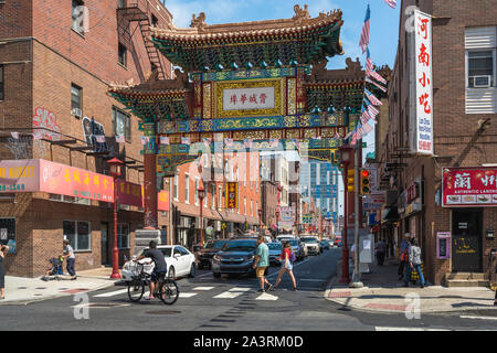 Philadelphia Chinatown, vista l'Amicizia cinese cancello al decimo ingresso dalla strada all'area di Chinatown di Philadelphia, Pennsylvania, PA, Stati Uniti d'America Foto Stock