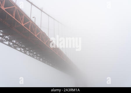 Vista dell'iconico Golden Gate Bridge nella nebbia, San Francisco Foto Stock