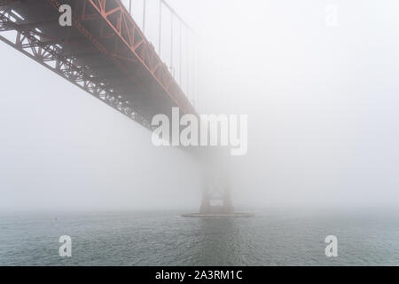 Vista dell'iconico Golden Gate Bridge nella nebbia Foto Stock