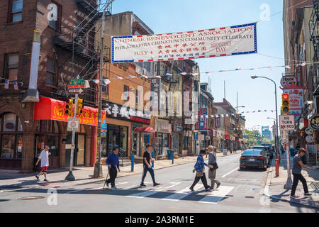 Chinatown Philadelphia, vista di persone a piedi lungo 10th Street nel centro dell'area di Chinatown di Philadelphia, Pennsylvania, PA, Stati Uniti d'America Foto Stock