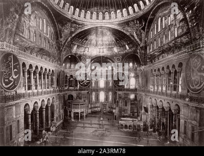 Interno della moschea Ayasofya, originariamente la chiesa di Hagia Sophia, Istanbul. Foto Stock
