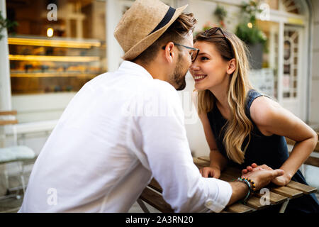 Felice coppia romantica in amore divertimento all'aperto nel giorno di estate Foto Stock