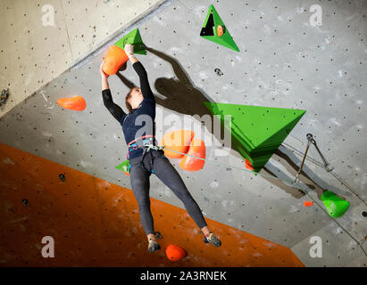 Luce Douady di Francia compete nel condurre la scalata finale womans su all'IFSC Climbing World Championships alla Edinburgh International Climbing Foto Stock