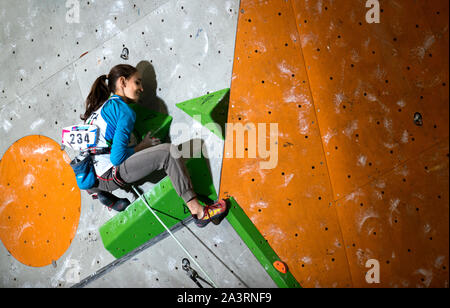 Laura Rogora dell Italia compete nel condurre la scalata finale womans su all'IFSC Climbing World Championships alla Edinburgh International arrampicata Foto Stock