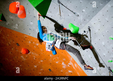 Laura Rogora dell Italia compete nel condurre la scalata finale womans su all'IFSC Climbing World Championships alla Edinburgh International arrampicata Foto Stock