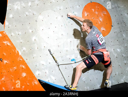 Jakob Schubert dell'Austria compete nel condurre la scalata finale Mens all'IFSC Climbing World Championships alla Edinburgh International Climbing Foto Stock