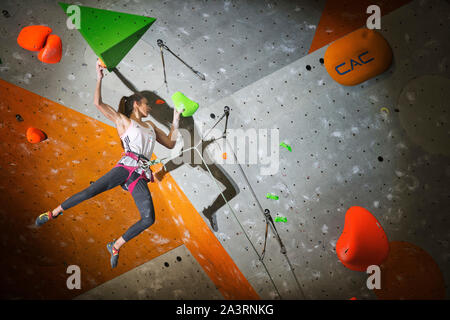 Lucka Rakovec di Slovenia compete nel condurre la scalata finale womans su all'IFSC Climbing World Championships alla Edinburgh International Climbi Foto Stock