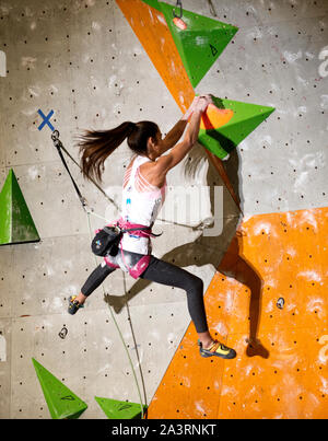 Lucka Rakovec di Slovenia compete nel condurre la scalata finale womans su all'IFSC Climbing World Championships alla Edinburgh International Climbi Foto Stock