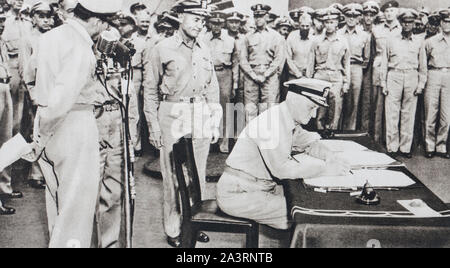 Admiral Admiral Chester William Nimiz firma l atto di capitalution del Giappone dal lato americano Foto Stock