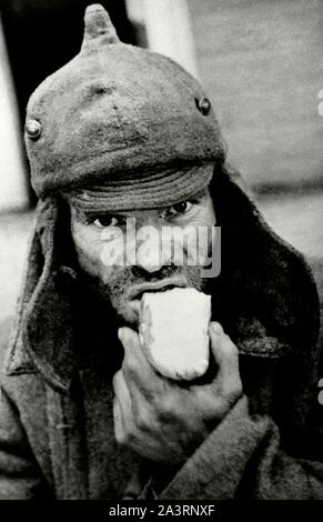 Foto di guerra sovietica prigioniero con pezzo di pane. La guerra d'inverno. 1939 Foto Stock